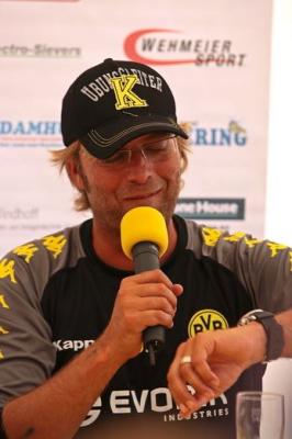 Jürgen Klopp erstmals als Trainer von Borussia Dortmund im Testspiel bei Eintracht Rheine.