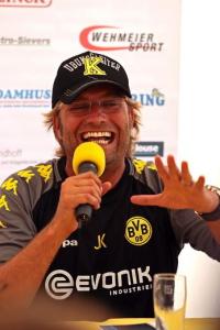 Jürgen Klopp erstmals als Trainer von Borussia Dortmund im Testspiel bei Eintracht Rheine.
