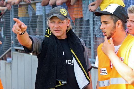 Teddy de Beer als Torwart-Trainer von Borussia Dortmund im Testspiel bei Eintracht Rheine.