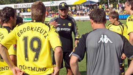 Jürgen Klopp erstmals als Trainer von Borussia Dortmund im Testspiel bei Eintracht Rheine.