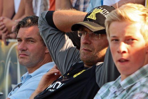 Jürgen Klopp erstmals als Trainer von Borussia Dortmund im Testspiel bei Eintracht Rheine.