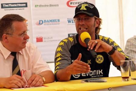 Jürgen Klopp erstmals als Trainer von Borussia Dortmund im Testspiel bei Eintracht Rheine.